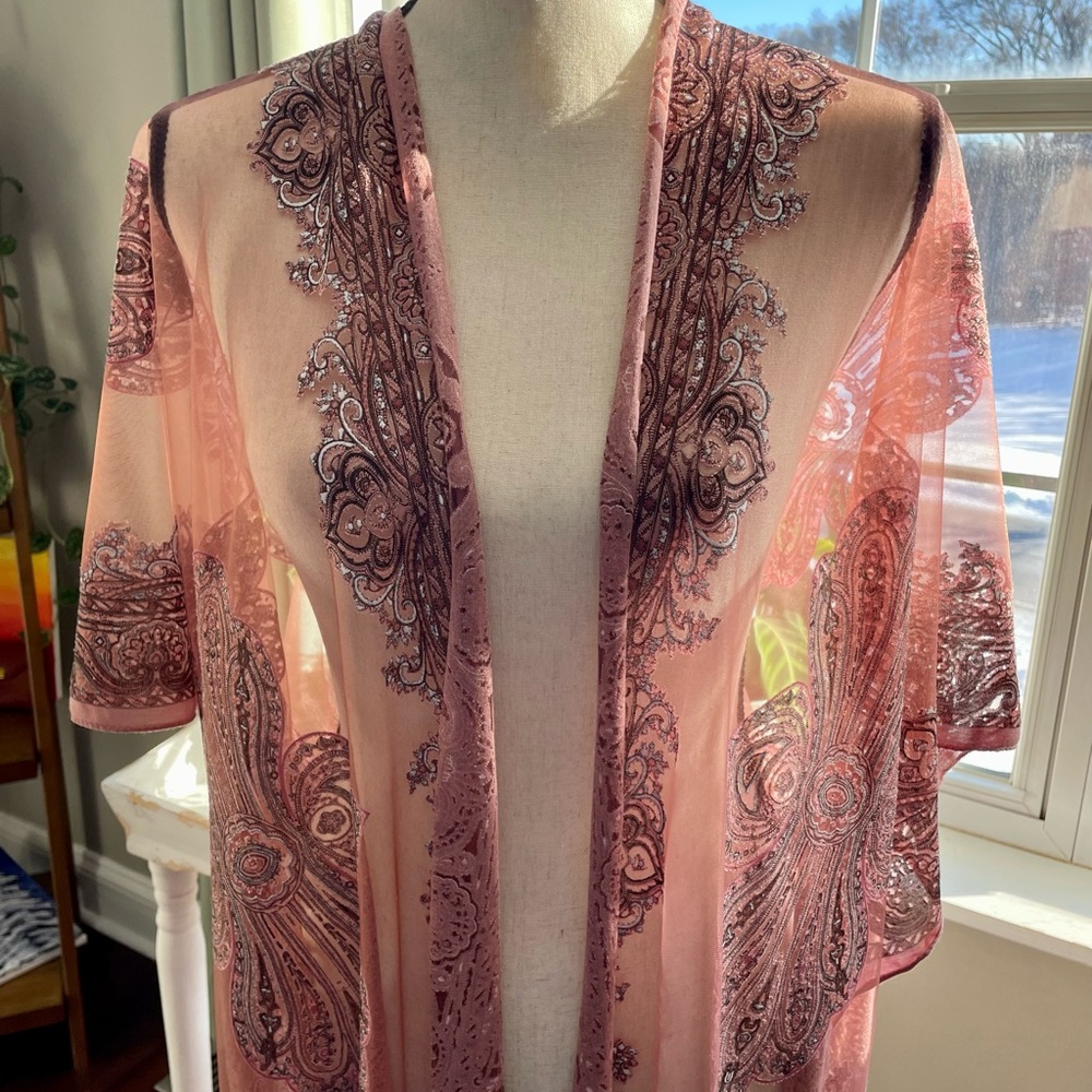 David and Young brand kimono with fringe at bottom. Dark pink, black and white.